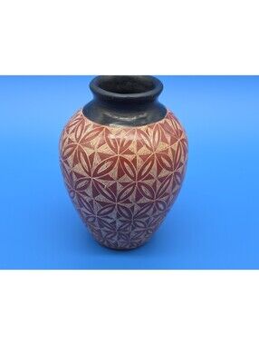 Nicaraguan Pottery Vase San Juan de Oriente Signed Miguel Angel Campos Sgraffito
